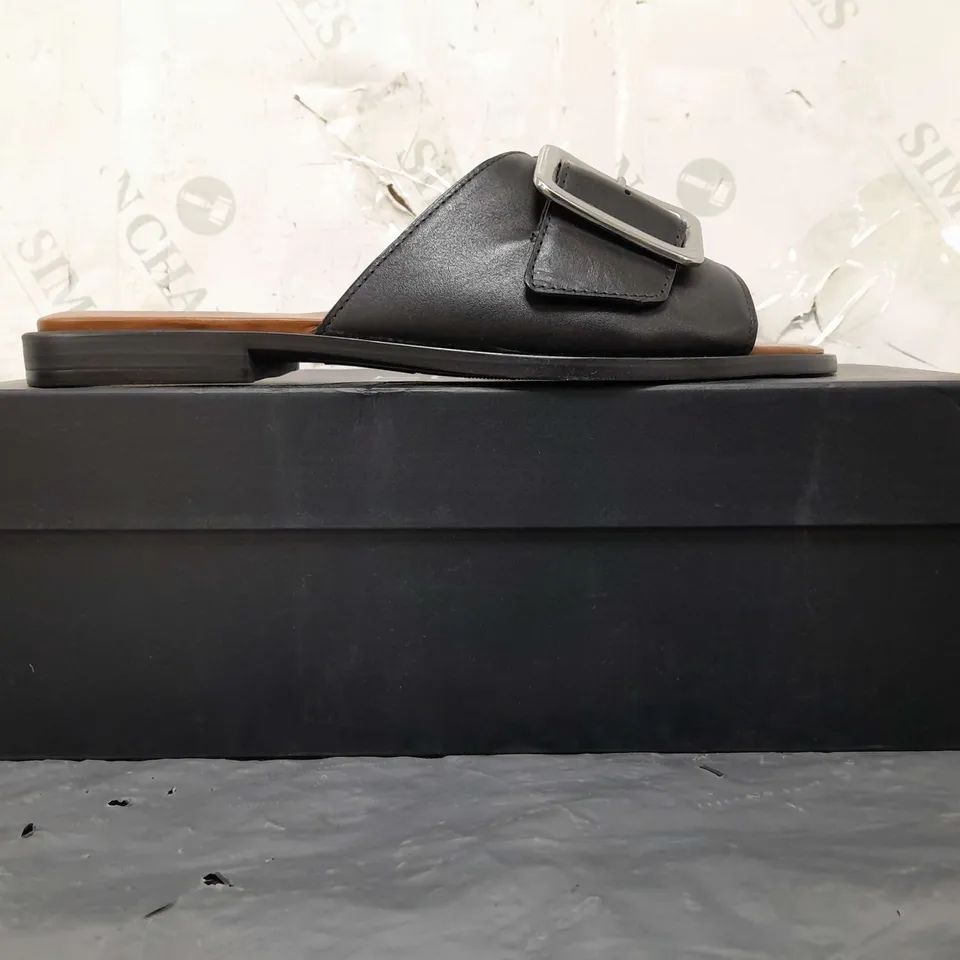 BOXED PAIR OF NATURALIZER SLIDE SANDALS IN BLACK SIZE 4.5