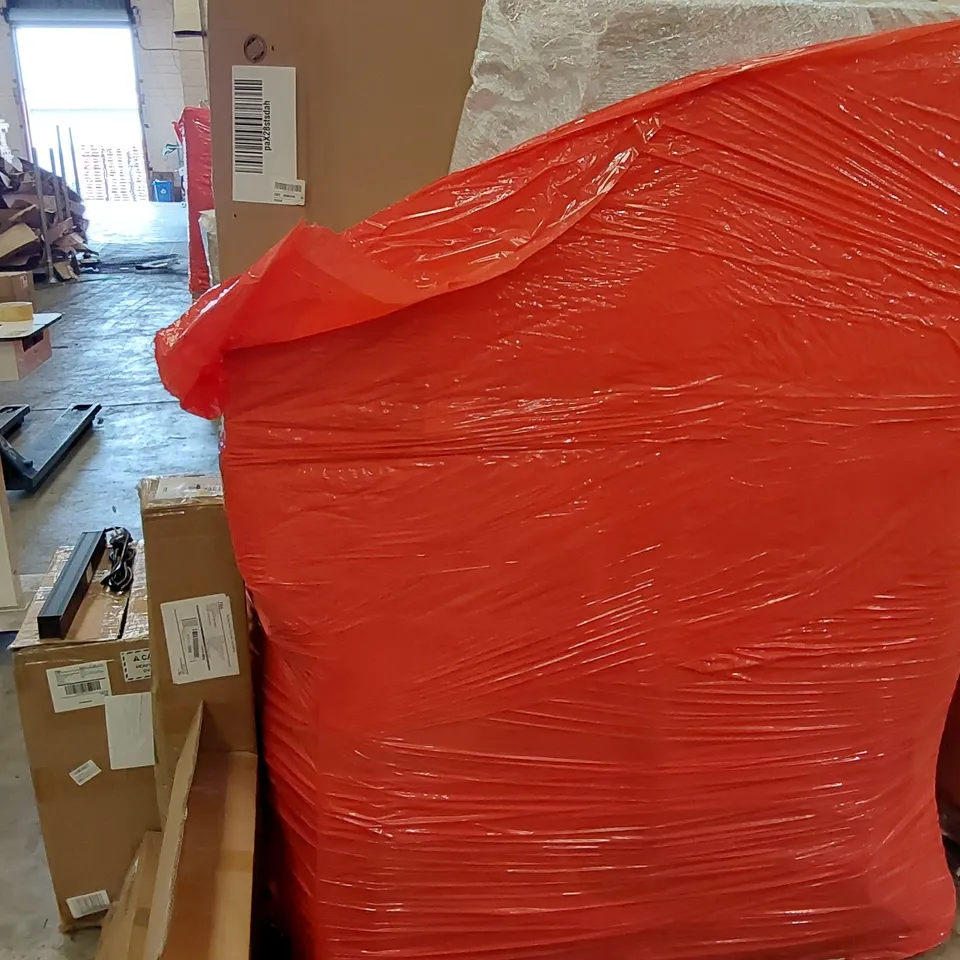 PALLET OF ASSORTED ITEMS INCLUDING: LED FLOOR LAMP, HOLLYWOOD VANITY MIRROR, SLEEPING BAGS, CHRISTMAS TREE, EXTENSION SOCKETS