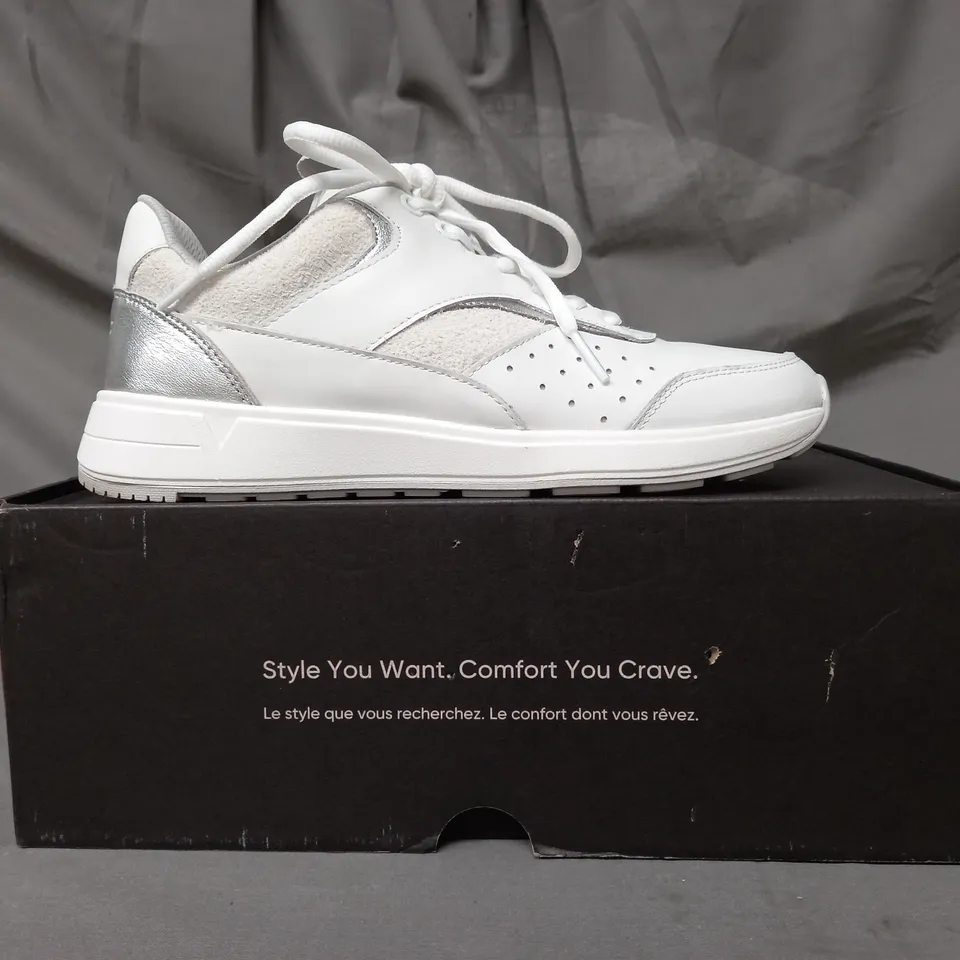 BOXED VIONIC TRAINERS IN WHITE SIZE 5