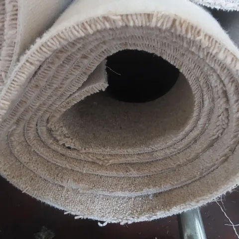 ROLL OF QUALITY DIMENSIONS HEATHERS CARPET - APPROXIMATELY 4 x 2.8m