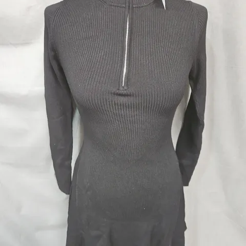 STRADIVARIUS RIBBED KNIT ZIP-FRONT DRESS – BLACK, SIZE M