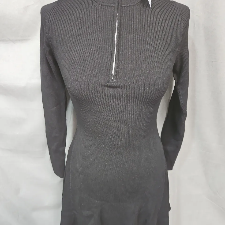 STRADIVARIUS RIBBED KNIT ZIP-FRONT DRESS – BLACK, SIZE M