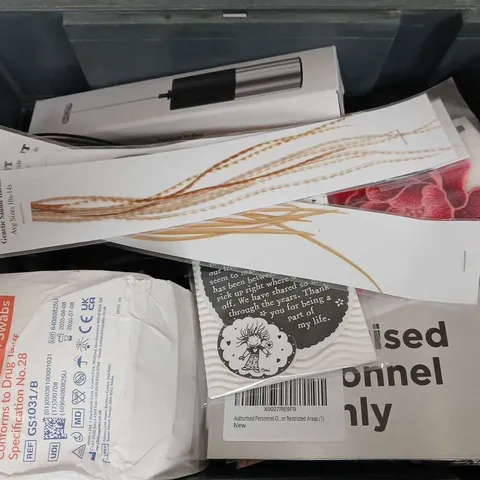 APPROXIMATELY 12 ASSORTED HOUSEHOLD ITEMS TO INCLUDE ASSISTANT FROTHER, WOVEN SWABS, GENETIC SADDLE HACKLE, ETC