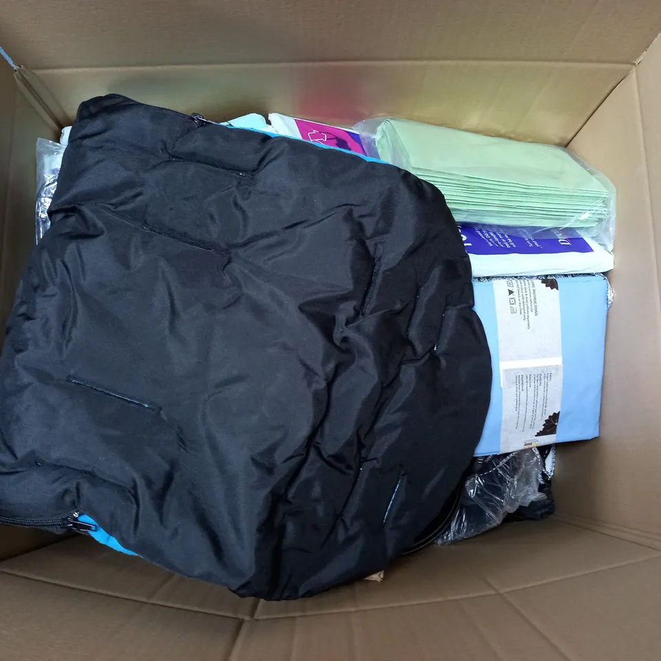 APPROXIMATELY 20 ASSORTED ITEMS TO INCLUDE CAST IRON PAN, PAPRE BAGS, WELLE AUSTRALIA HYDRATOR BAG, ETC