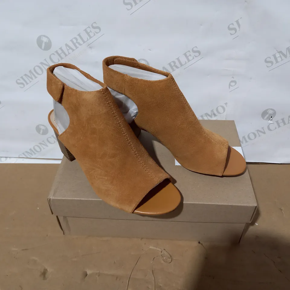 BOXED PAIR OF CLARKS - SIZE 3E