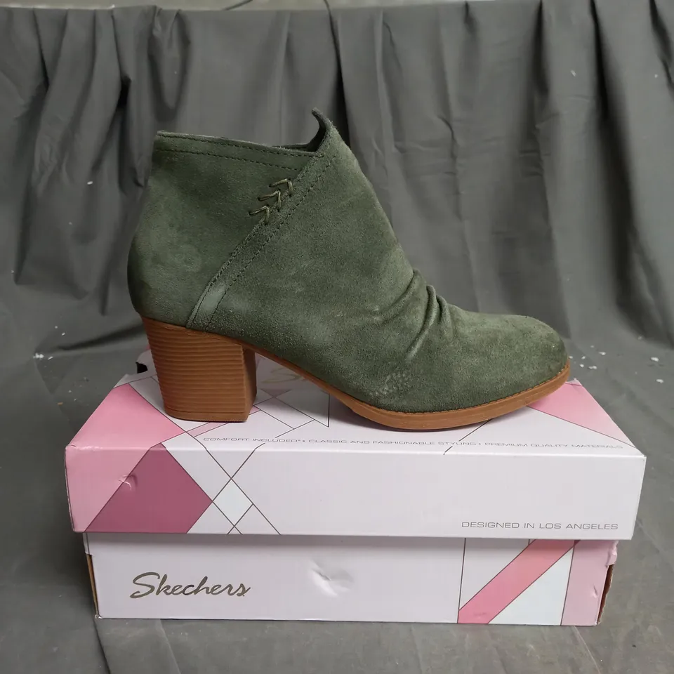 BOXED PAIR OF SKECHERS WATER RESISTANT CITY BOOTS IN OLIVE SIZE 5.5