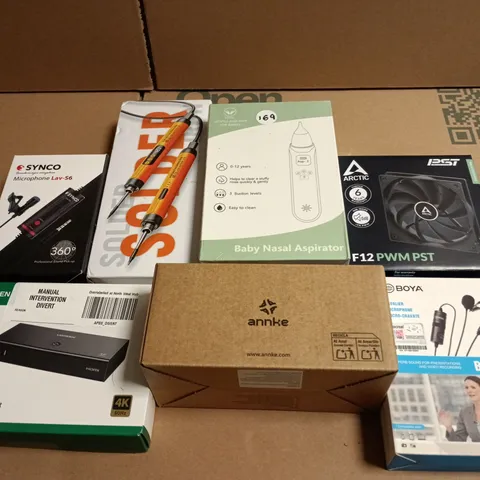 APPROX 15 ASSORTED ITEMS TO INCLUDE  – SYNCO LAVALIER MIC, ANNKE CCTV KIT, UGREEN HDMI SWITCH, BOYA BY-M1, ARCTIC FAN