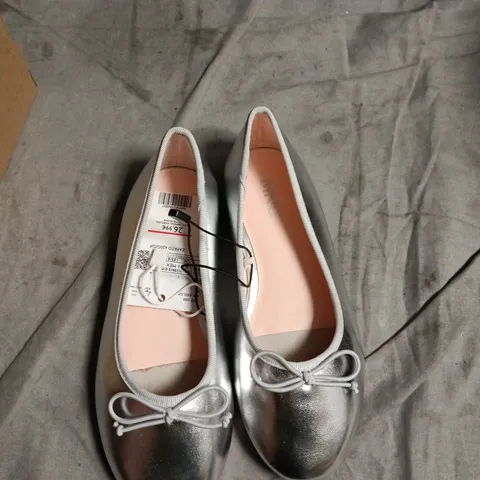 GIRLS' SILVER BALLET FLATS – UK 11  (KIDS)