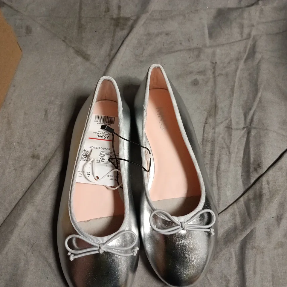 GIRLS' SILVER BALLET FLATS – UK 11  (KIDS)