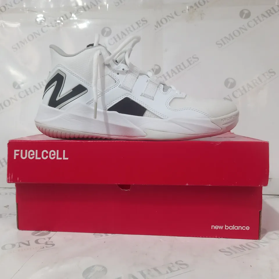 BOXED PAIR OF NEW BALANCE SHOES IN WHITE UK SIZE 9