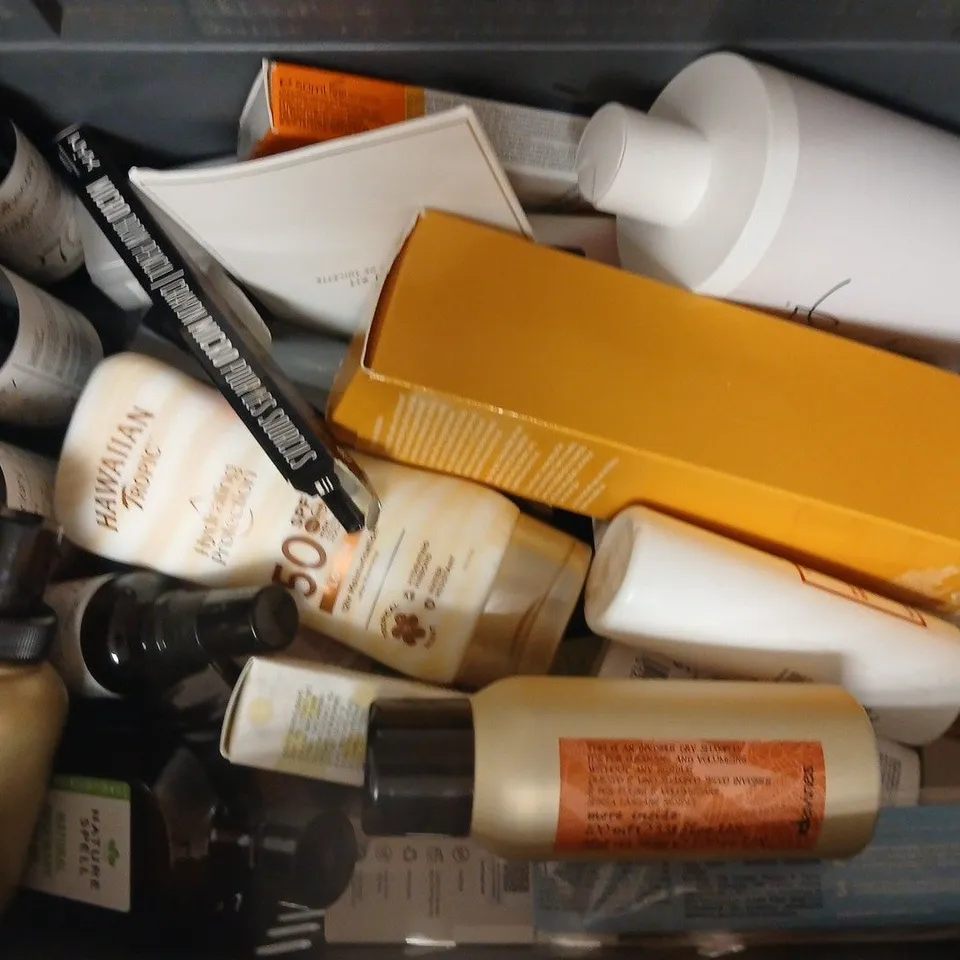 APPROXIMATELY 18 ASSORTED COSMETIC ITEMS INCLUDING VARIOUS MAKES AND BRANDS - COLLECTION ONLY
