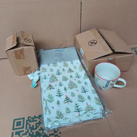 APPROXIMATELY 25 ASSORTED GISELA GRAHAM PRODUCTS TO INCLUDE SEAHORSE TREE ORNAMENT, TREE COTTON TEA TOWELS, CHRISTMAS PUDDING MUGS, ETC