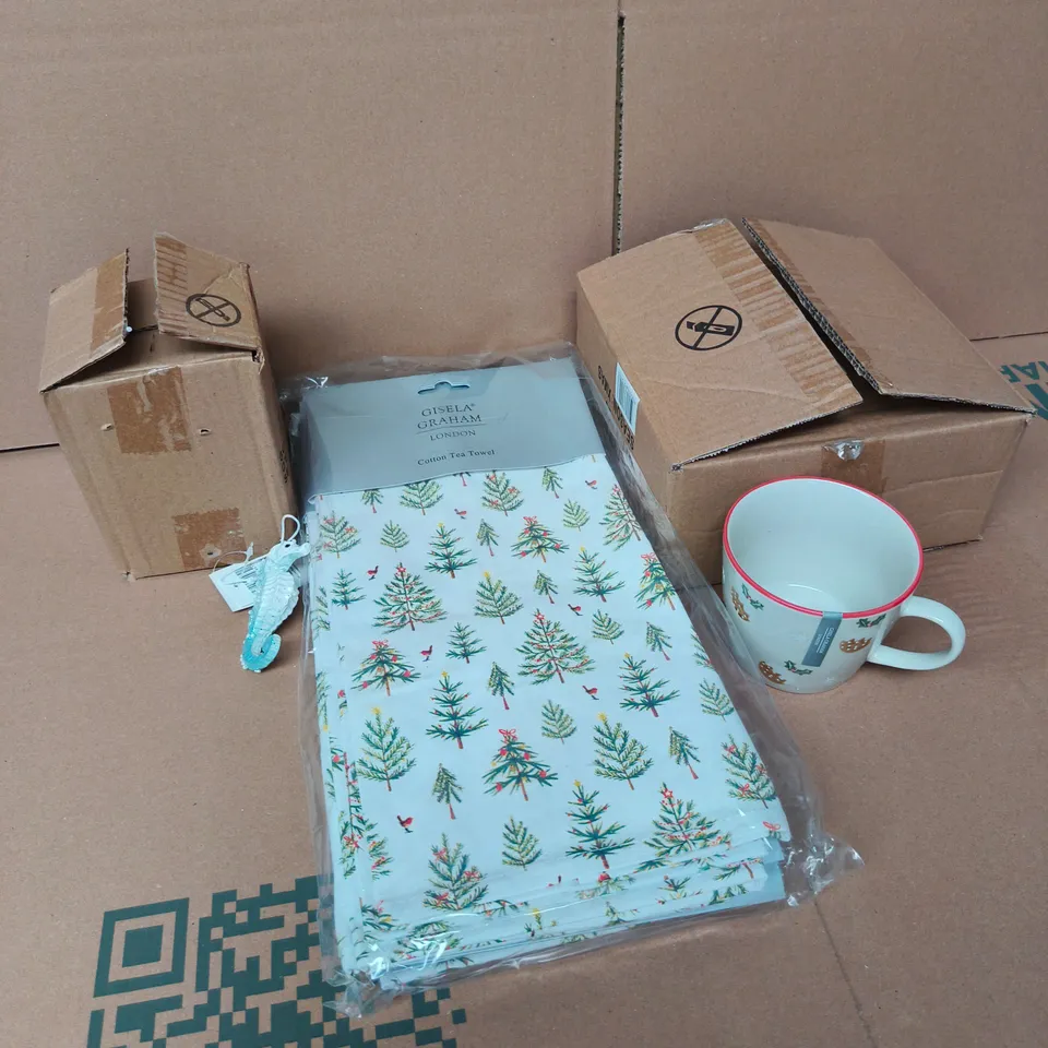 APPROXIMATELY 25 ASSORTED GISELA GRAHAM PRODUCTS TO INCLUDE SEAHORSE TREE ORNAMENT, TREE COTTON TEA TOWELS, CHRISTMAS PUDDING MUGS, ETC
