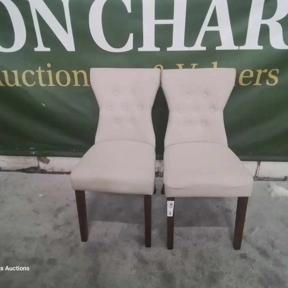 PAIR BEWLEY OATMEAL FABRIC BUTTONED BACK DINING CHAIRS DARK LEGS