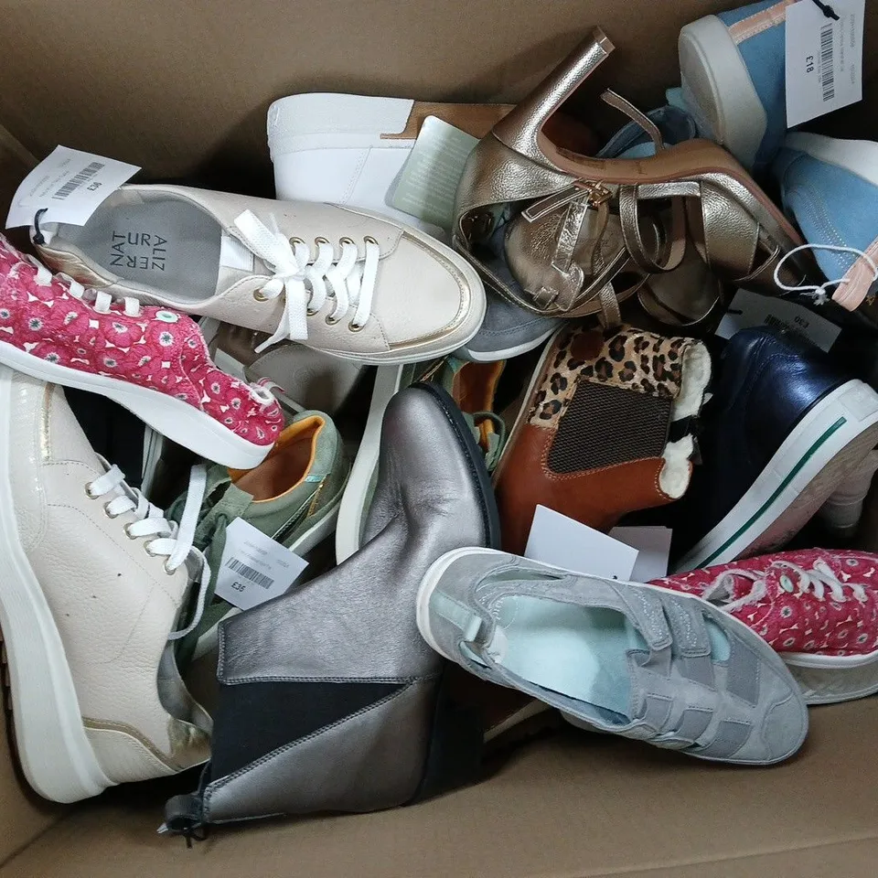 APPROXIMATELY 15 PAIRS OF SHOES IN VARIOUS SIZES, STYLES & COLOURS TO INCLUDE VIONIC, NATURALIZER, GEORGE, ETC