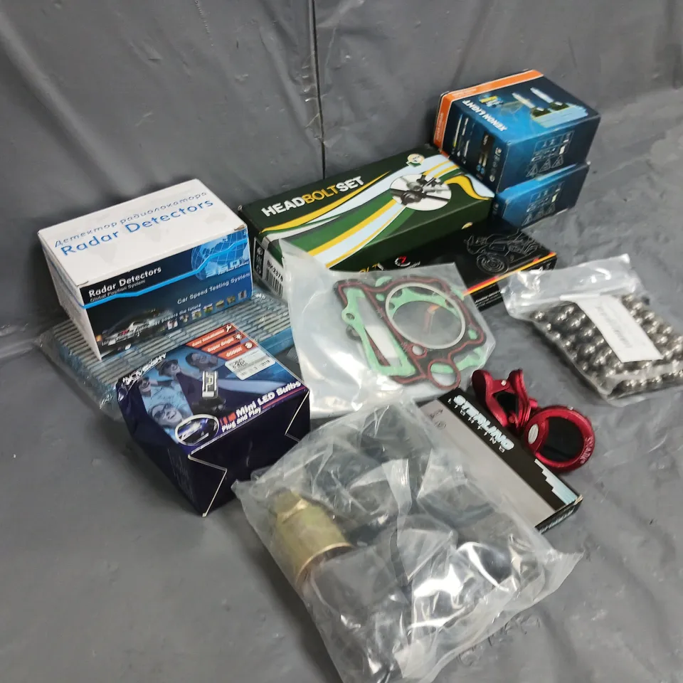 APPROXIMATELY 20 ASSORTED CAR AND VEHICLE ACCESSORIES TO INCLUDE; HEAD BOLTS, XENON LIGHT BULBS AND RADAR DETECTOR