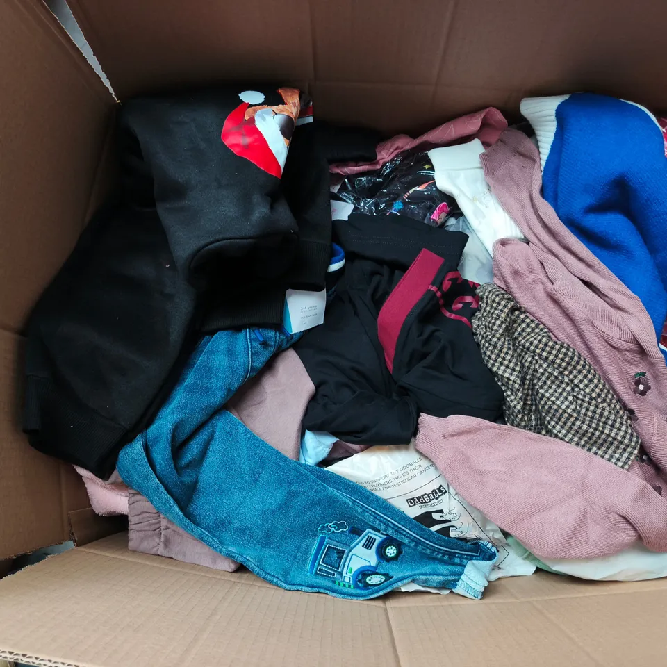 APPROXIMATELY 30 ASSORTED KIDS CLOTHING ITEMS IN VARIOUS STYLES, SIZES & COLOURS 