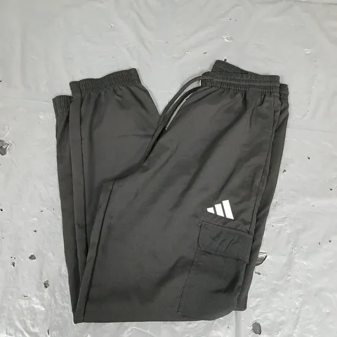 ADIDAS LOGO CARGO PANTS IN BLACK - SMALL