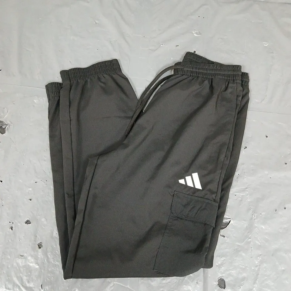ADIDAS LOGO CARGO PANTS IN BLACK - SMALL