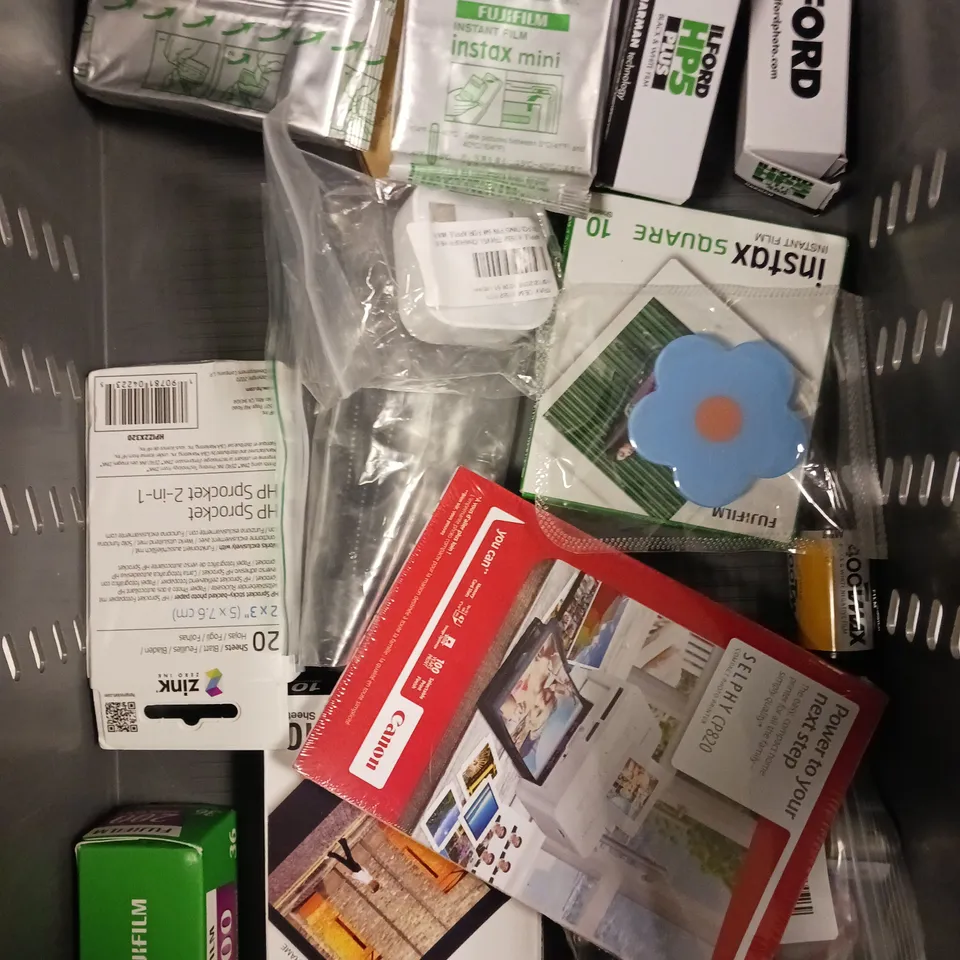 APPROXIMATELY 15 ASSORTED CAMERA ACCESSORIES TO INCLUDE PHOTO PAPER, CAMERA BAG, KODAK FILM ETC 