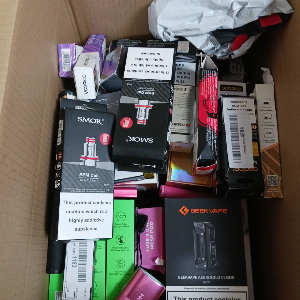 APPROXIMATELY 20 VAPES, E-CIGARETTES & ACCESSORIES TO INCLUDE - VOOPOO DRAG X2 - FREEMAX MAXUS 3 - VAPORESSO LUXE XR MAX - ETC