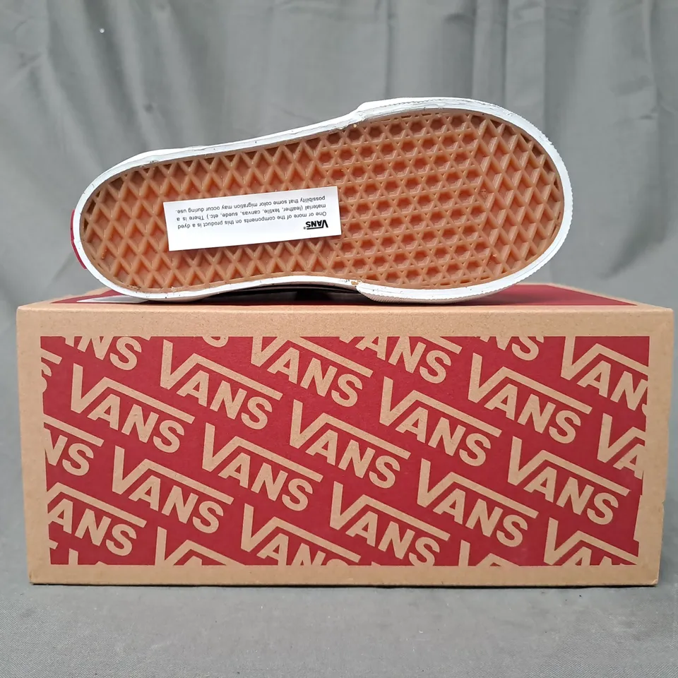 BOXED PAIR OF VANS WARD V KIDS SHOES IN BLACK/WHITE UK SIZE 9