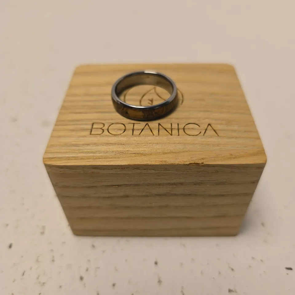 SET OF 3 BOTANICA JEWELLERY ITEMS: BRACELET + 2 RINGS IN WOODEN BOXES