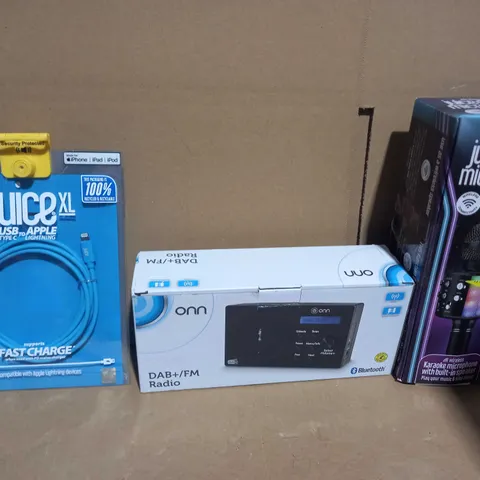 BOX OF APPROXIMATELY 10 ASSORTED ELECTRICAL ITEMS TO INCLUDE JUICE XL USB-C TO APPLE LIGHTNING CHARGE CABLE, ONN DAB+/FM RADIO, JUICEDISCO MICROPHONE, ETC