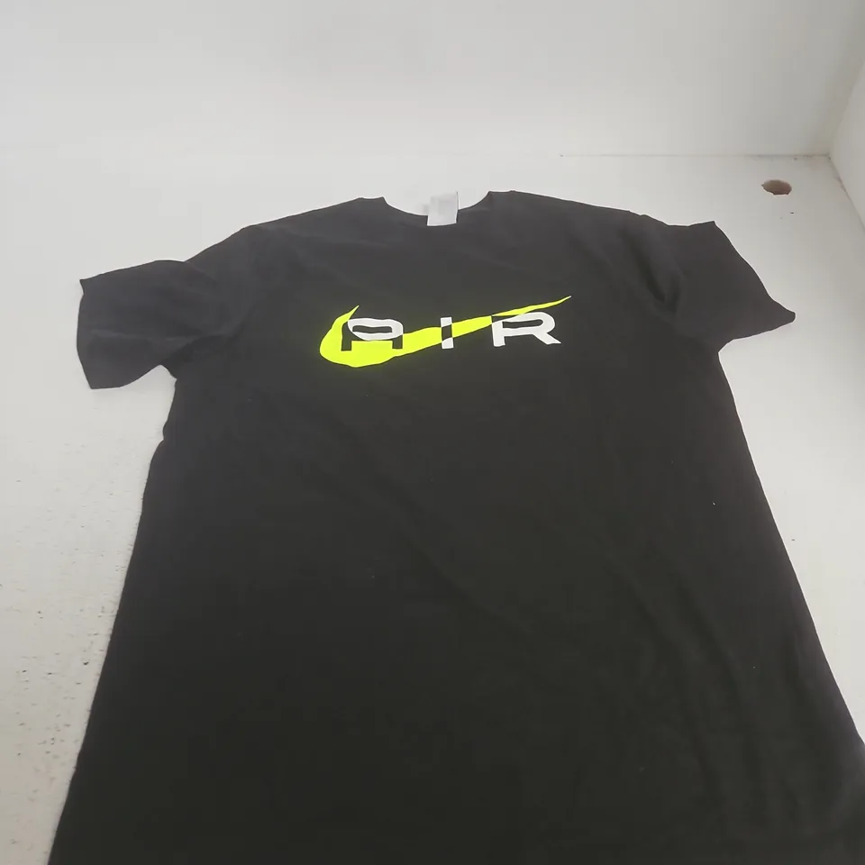NIKE BLACK T‑SHIRT WITH NEON YELLOW SWOOSH – SIZE M