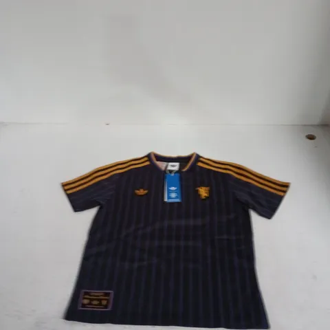 ADIDAS MUFC ICON YOUTH FOOTBALL JERSEY β NAVY WITH ORANGE STRIPES, UK 14
