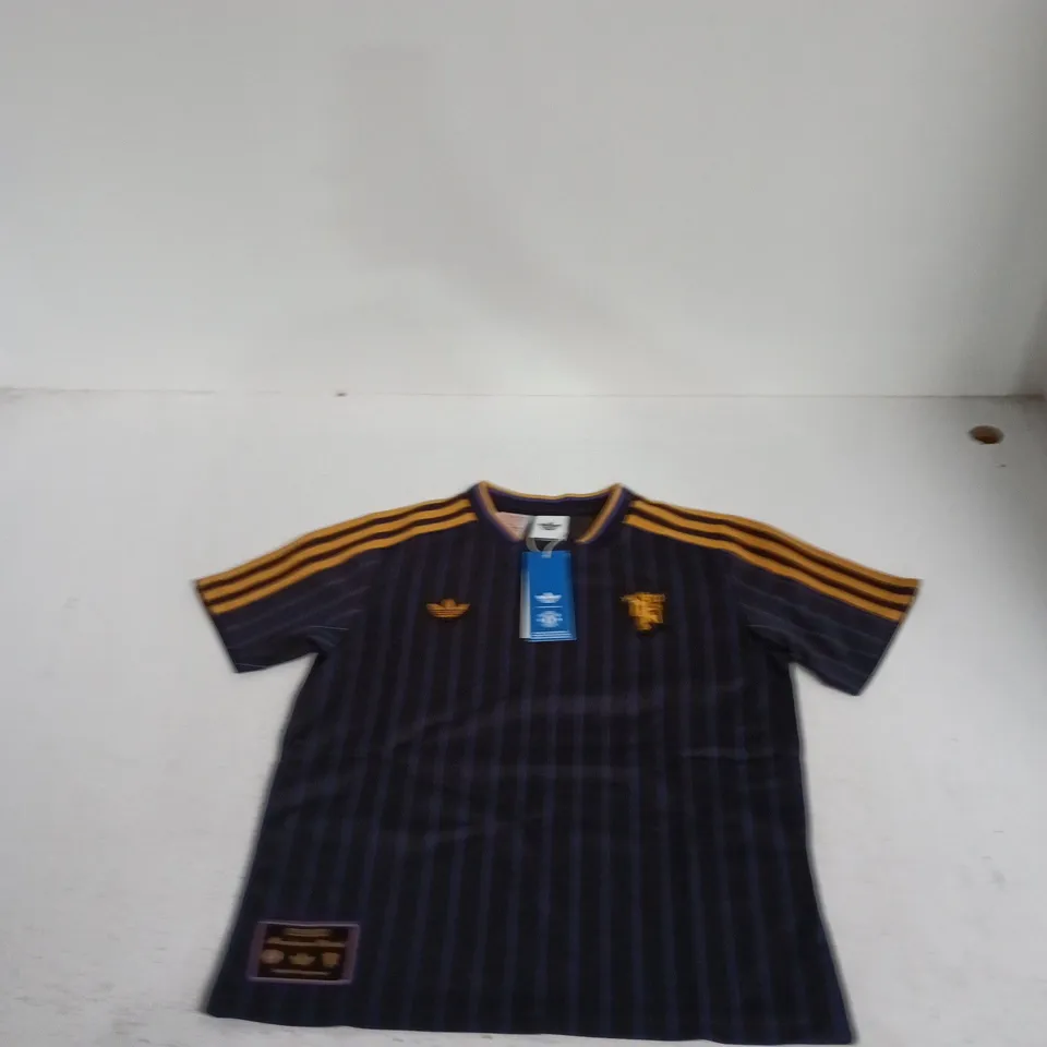 ADIDAS MUFC ICON YOUTH FOOTBALL JERSEY – NAVY WITH ORANGE STRIPES, UK 14
