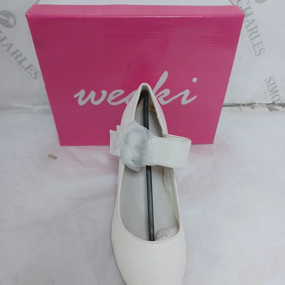 APPROXIMATELY 10 PAIRS OF BOXED WECKI WHITE BUCKLE HEELS IN VARIOUS SIZES 