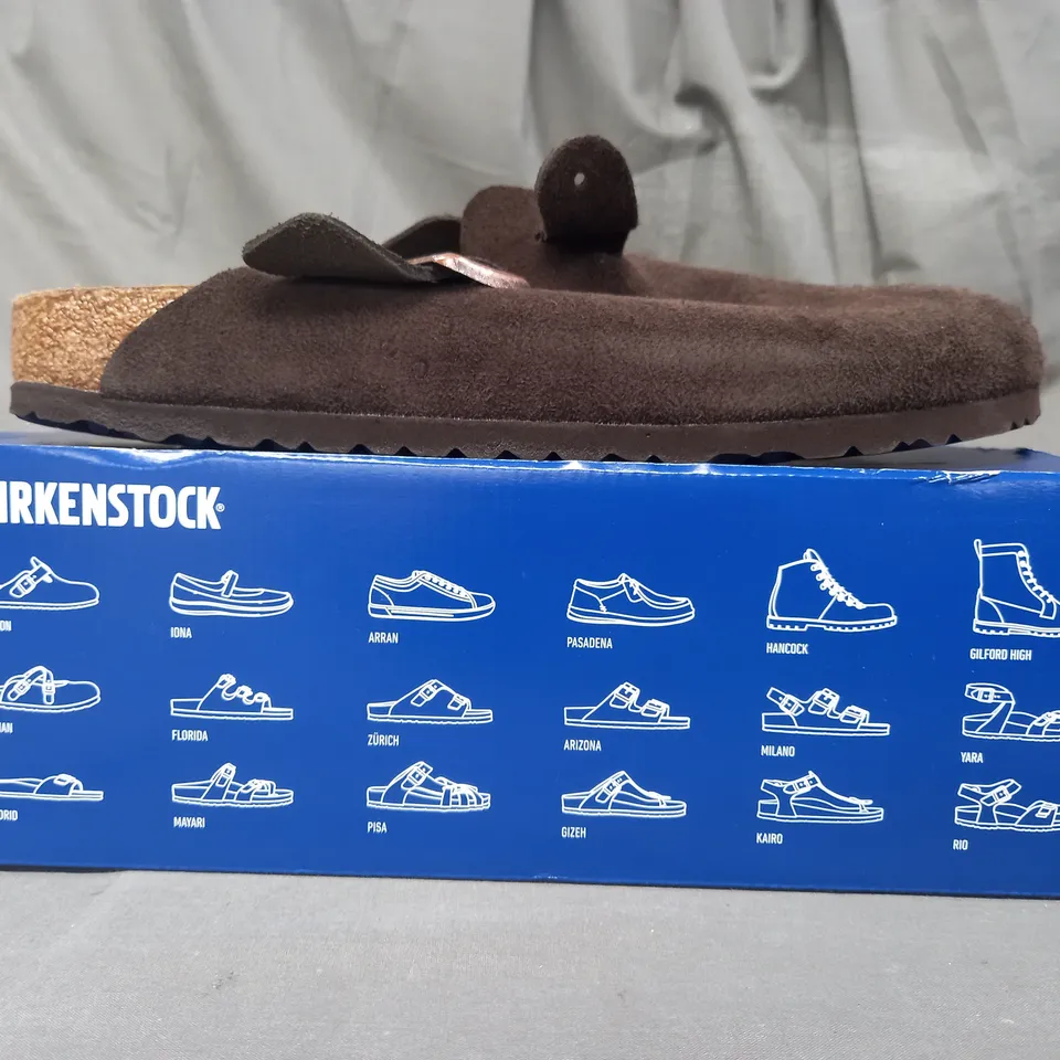 BOXED PAIR OF BIRKENSTOCK BOSTON SHOES IN MOCHA UK SIZE 10.5