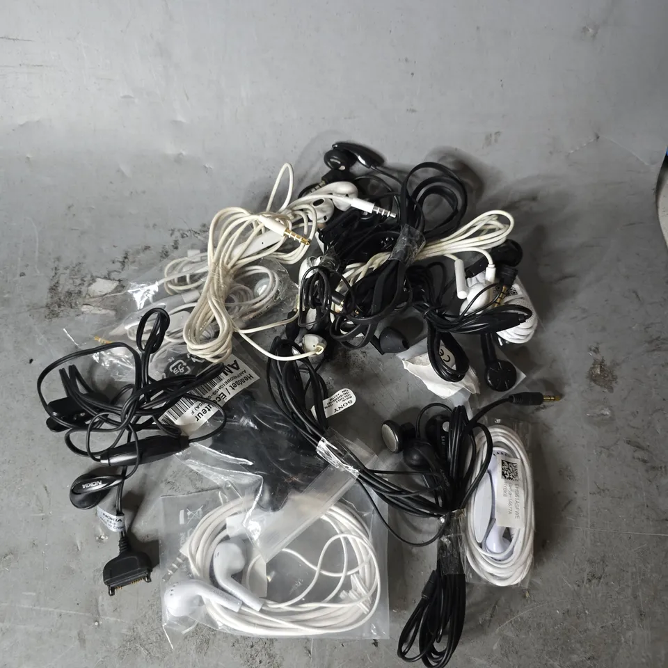 APPROXIMATELY 20 ASSORTED EARPHONES IN VARIOUS BRANDS & COLOURS 