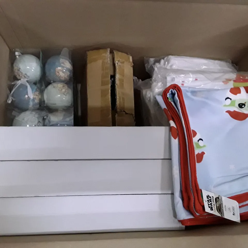 BOX CONTAINING APPROXIMATELY 18 ASSORTED BRAND NEW CHRISTMAS PRODUCTS