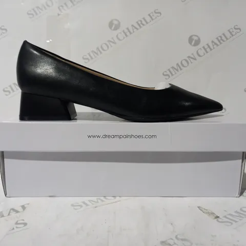BOXED PAIR OF DREAM PAIRS POINTED TOE LOW BLOCK HEEL SHOES IN BLACK UK SIZE 6.5