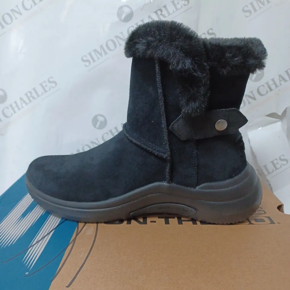 BOXED SKECHERS ON-THE-GO MIDTOWN CHILL BABY BOOTS, BLACK - SIZE 5 
