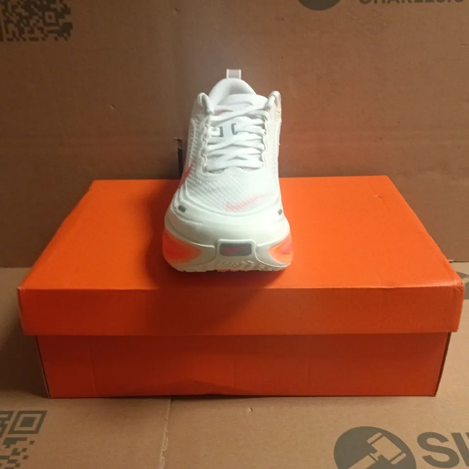 BOXED PAIR OF NIKE VOMERO PLUS TRAINERS IN SAIL/HOT LAVA/WHITE SIZE UK 5.5
