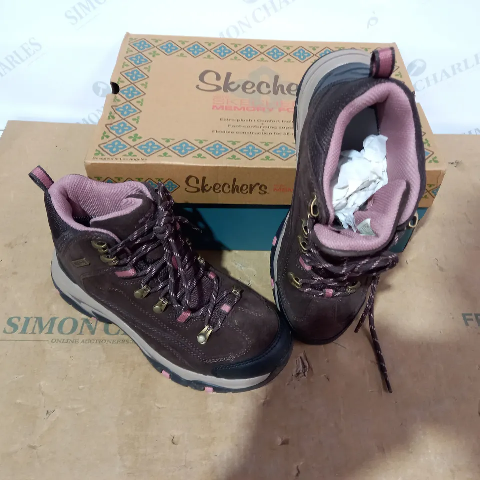 BOXED PAIR OF SKECHERS BOOTS- SIZE 4