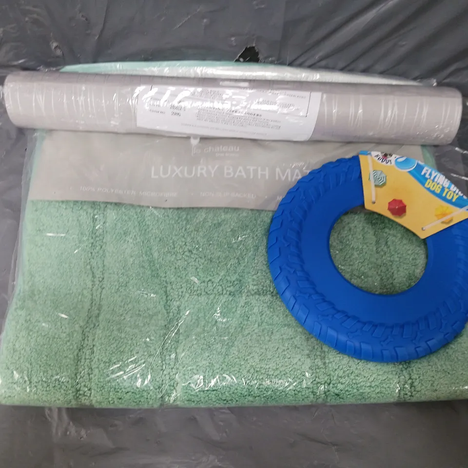 APROXIMATELY 16 ASSORTED HOUSEHOLD ITEMS TO INCLUDE WALLPAPER, DOG TOY, LUXURY BATH MAT, ETC