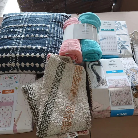 BOX OF APPROXIMATELY 12 ASSORTED BEDDING AND SOFT FURNISHING ITEMS TO INCLUDE - DUVET SETS, BEACH TOWELS, AND PLACE MATS ETC.
