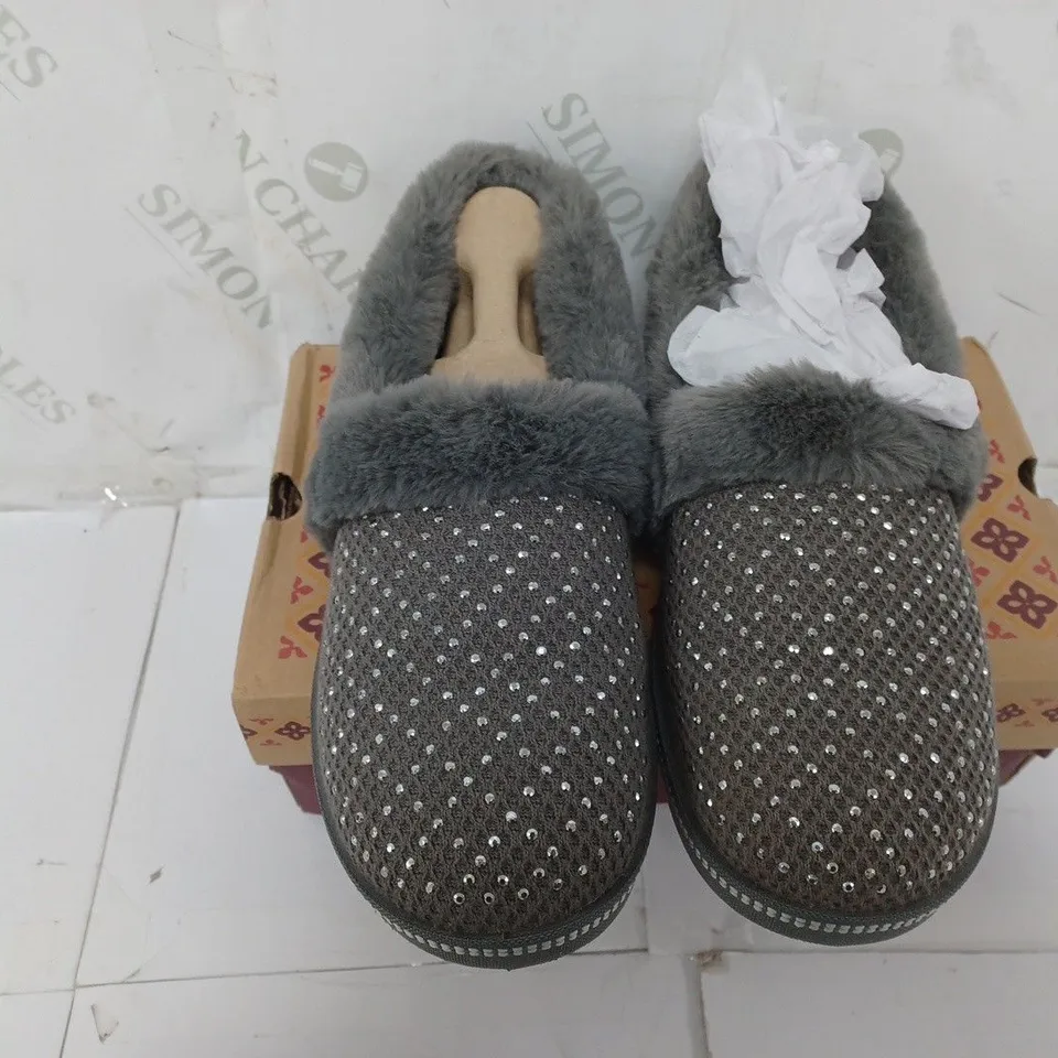 BOXED PAIR OF SKECHERS COZY SLIPPERS IN CHARCOAL SIZE 6.5