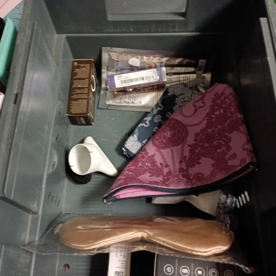 APPROXIMATEY 20 ASSORTED HEALTH AND BEAUTY PRODUCTS TO INCLUDE - VIVIAN 18" WIG - CETAPHIL MOISTURISING CREAM AND ORDO CHILDREN'S TOOTHBRUSH