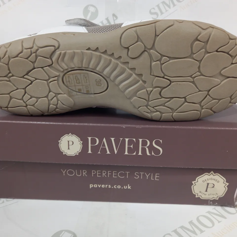 BOXED PAIR OF PAVERS VELCRO STRAP SANDALS IN WHITE SIZE 6
