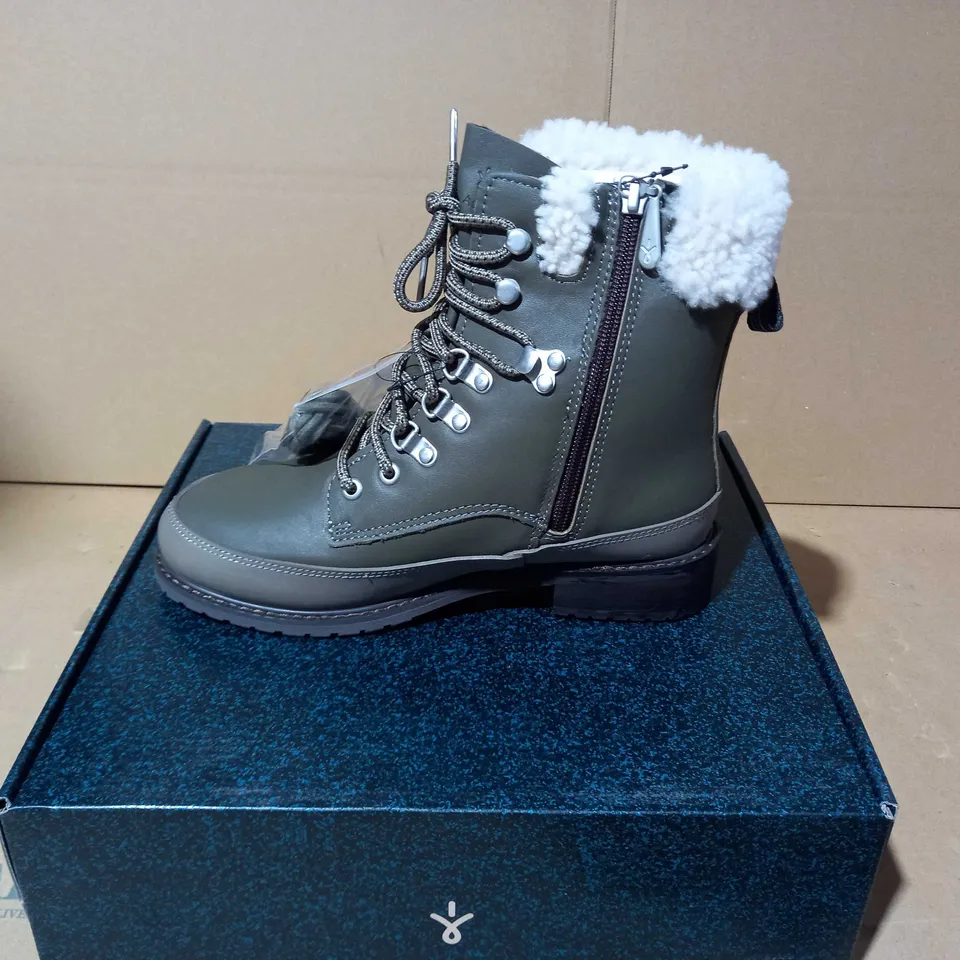 BOXED PAUR OF EMU OKAB FAUX LEATHER BOOTS IN DARK OLIVE UK SIZE 5