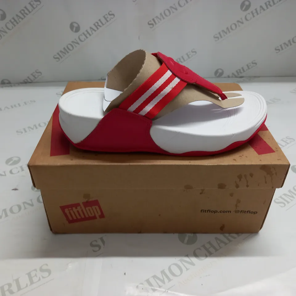 BOXED WALKSTAR TOE-POST SANDALS SIZE 4