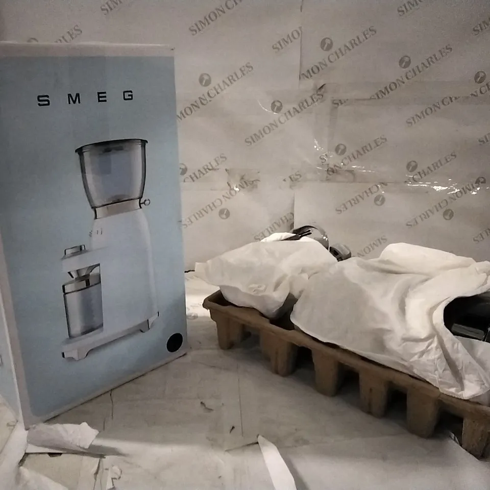 BOXED SMEG COFFEE GRINDER 