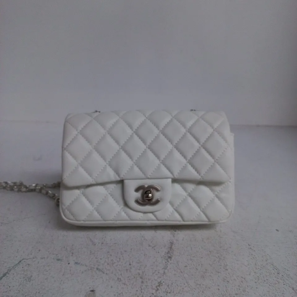 CHANEL WHITE QUILTED LEATHER FLAP BAG WITH CHAIN STRAP