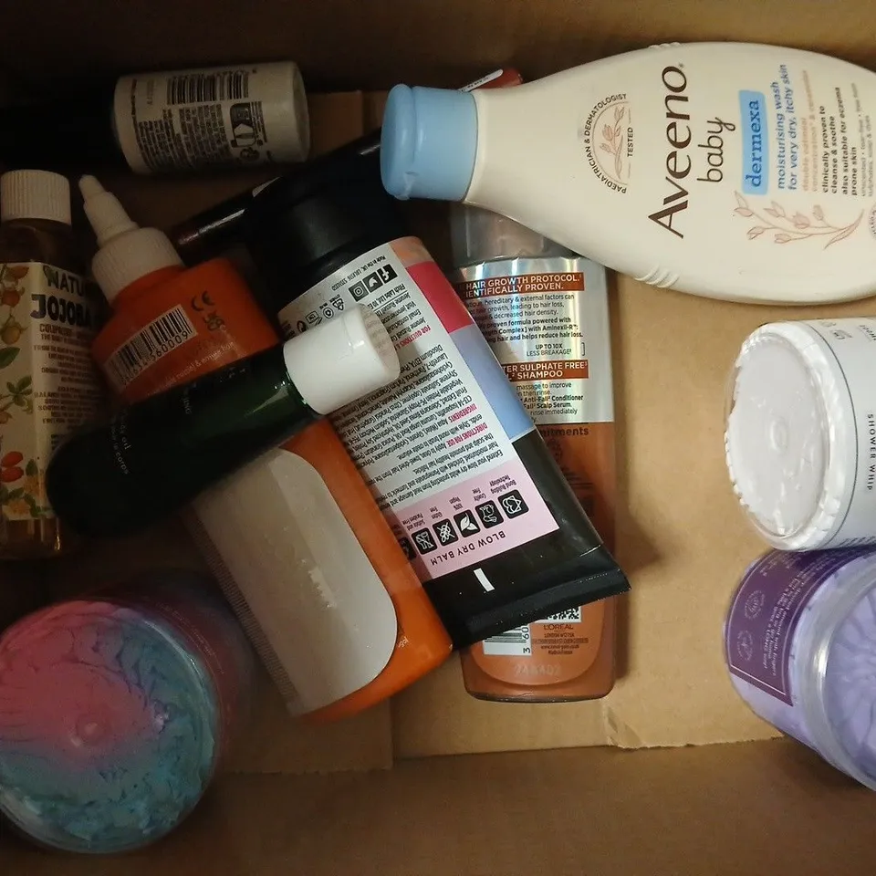 APPROX 12 ASSORTED BEAUTY PRODUCTS TO INCLUDE XHC CONDITIONER, GLOVED BODYWASH, BLOOM SHOWER WHIP, ETC