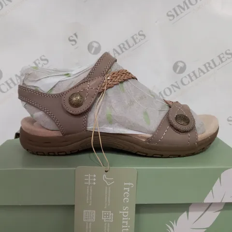 BOXED FREE SPIRIT MALIBU HIGH FLAT SANDLAS WITH OPEN TOE - SIZE 7
